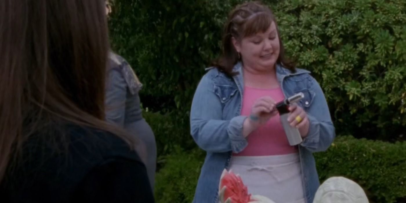 Sookie St. James acende um incêndio com sua tocha culinária na venda de bolos de Rory Chilton em Gilmore Girls