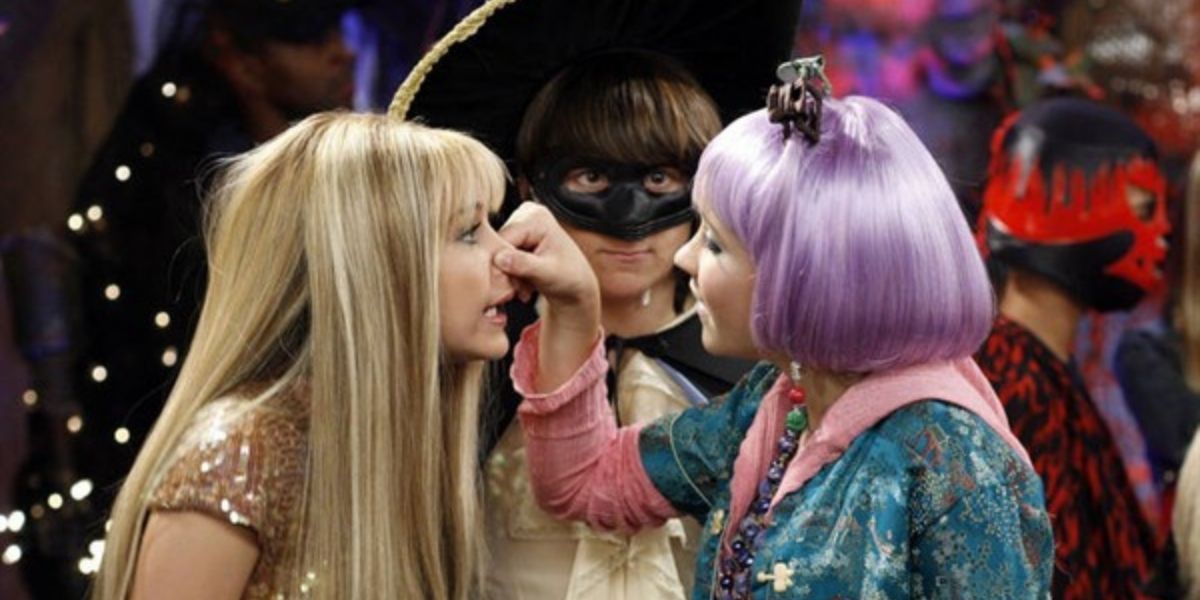 Lily holding Hannah's nose in Hannah Montana