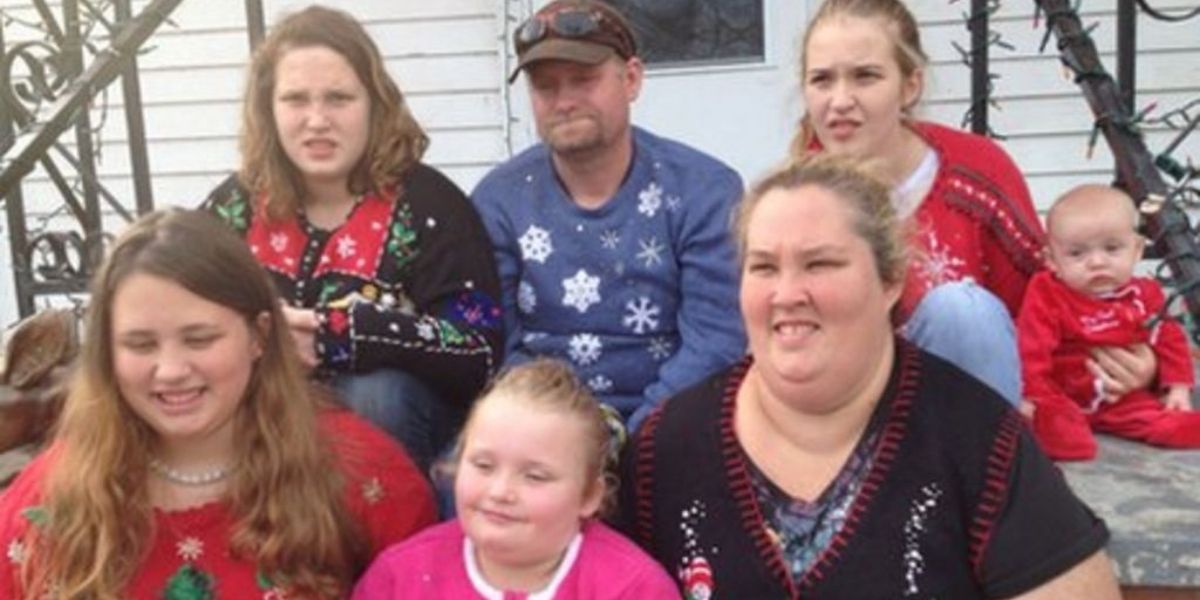 The Thompson family taking a Christmas card picture in Here Comes Honey Boo Boo