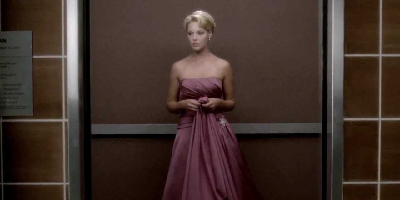 Izzie stands in an elevator in Grey&rsquo;s Anatomy