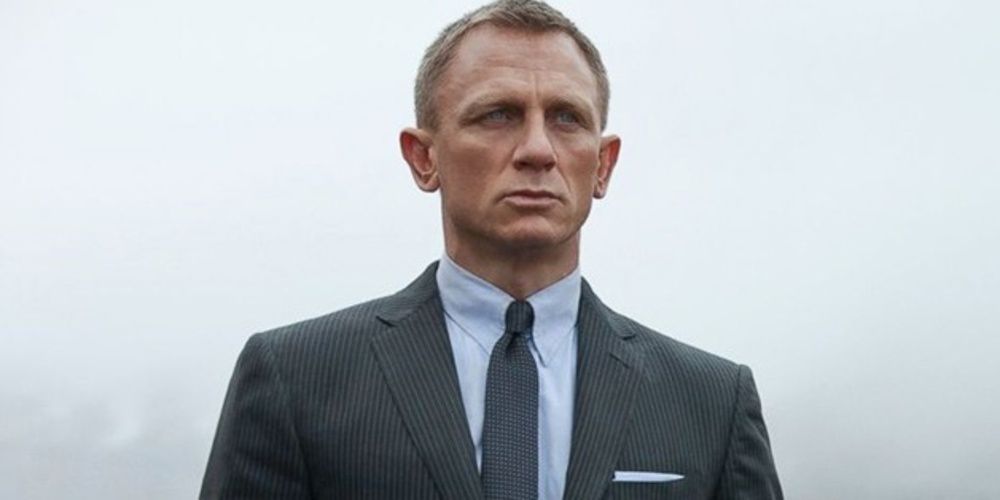 8 James Bond Mannerisms That Daniel Craig Nails