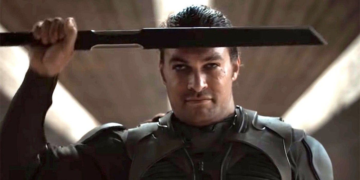 Jason Momoa as Duncan Idaho holding a blade in Dune