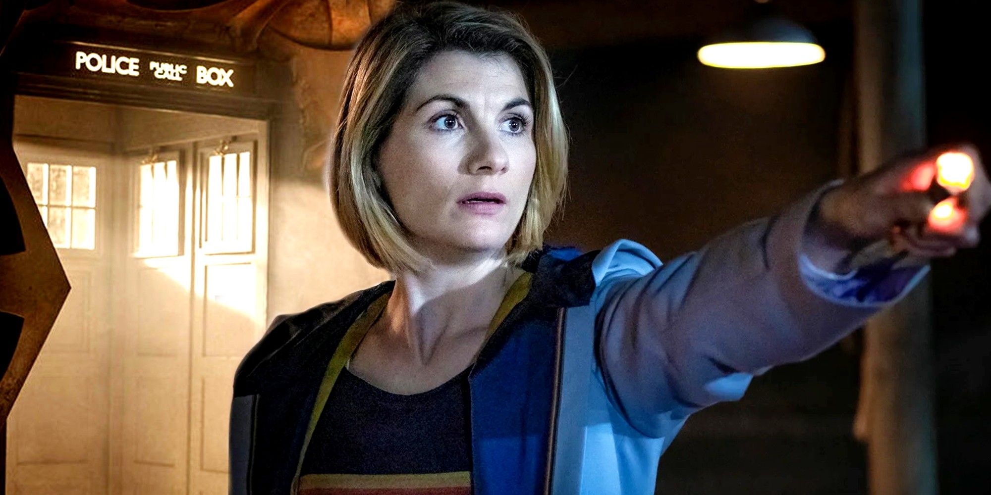 A 13ª Doutora do lado de fora da TARDIS e apontando sua chave de fenda sônica