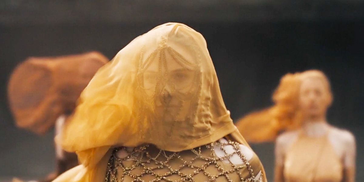 Lady Jessica wearing an orange dress in Dune (2021).