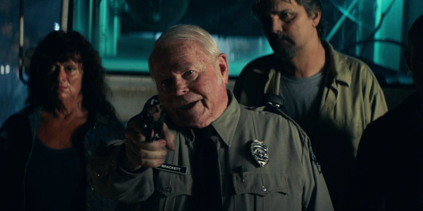 Leigh Brackett aims his gun at Michael Myers in Halloween Kills