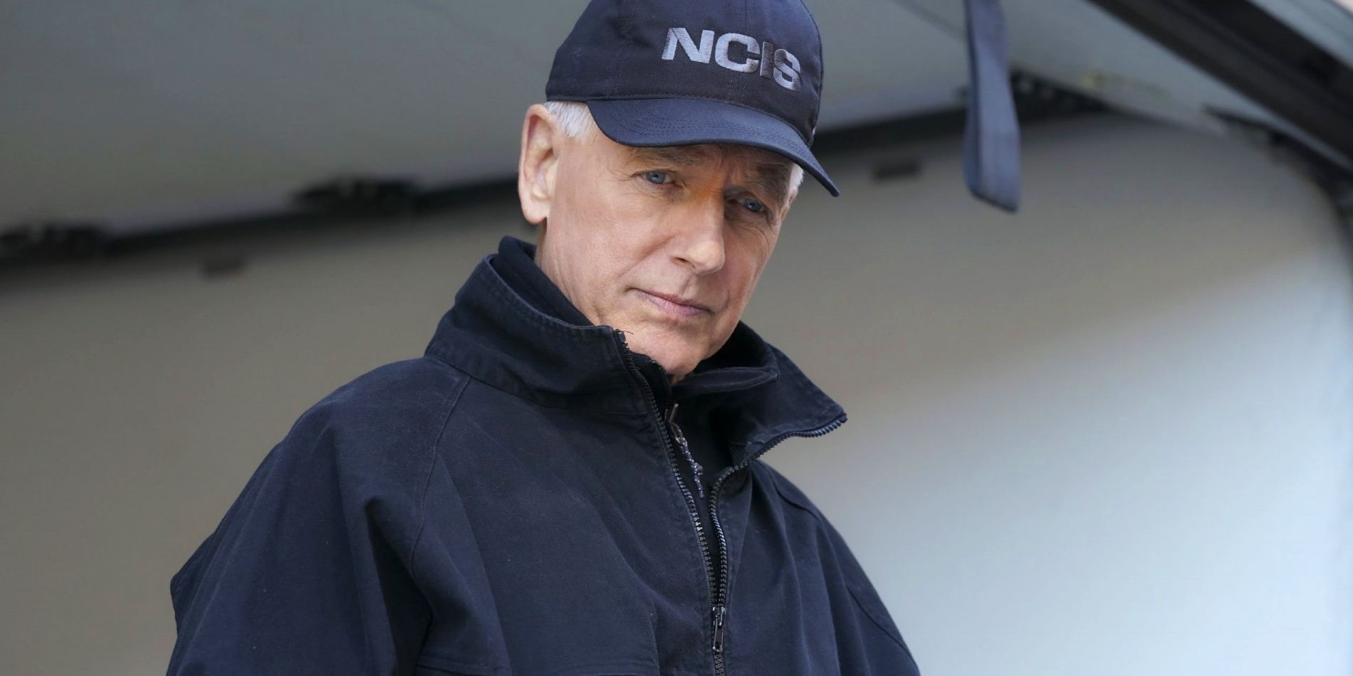 Марк Ҳармон ҳамчун Ҷетро Гиббс таҷҳизоти NCIS-и худро дар NCIS мепӯшад