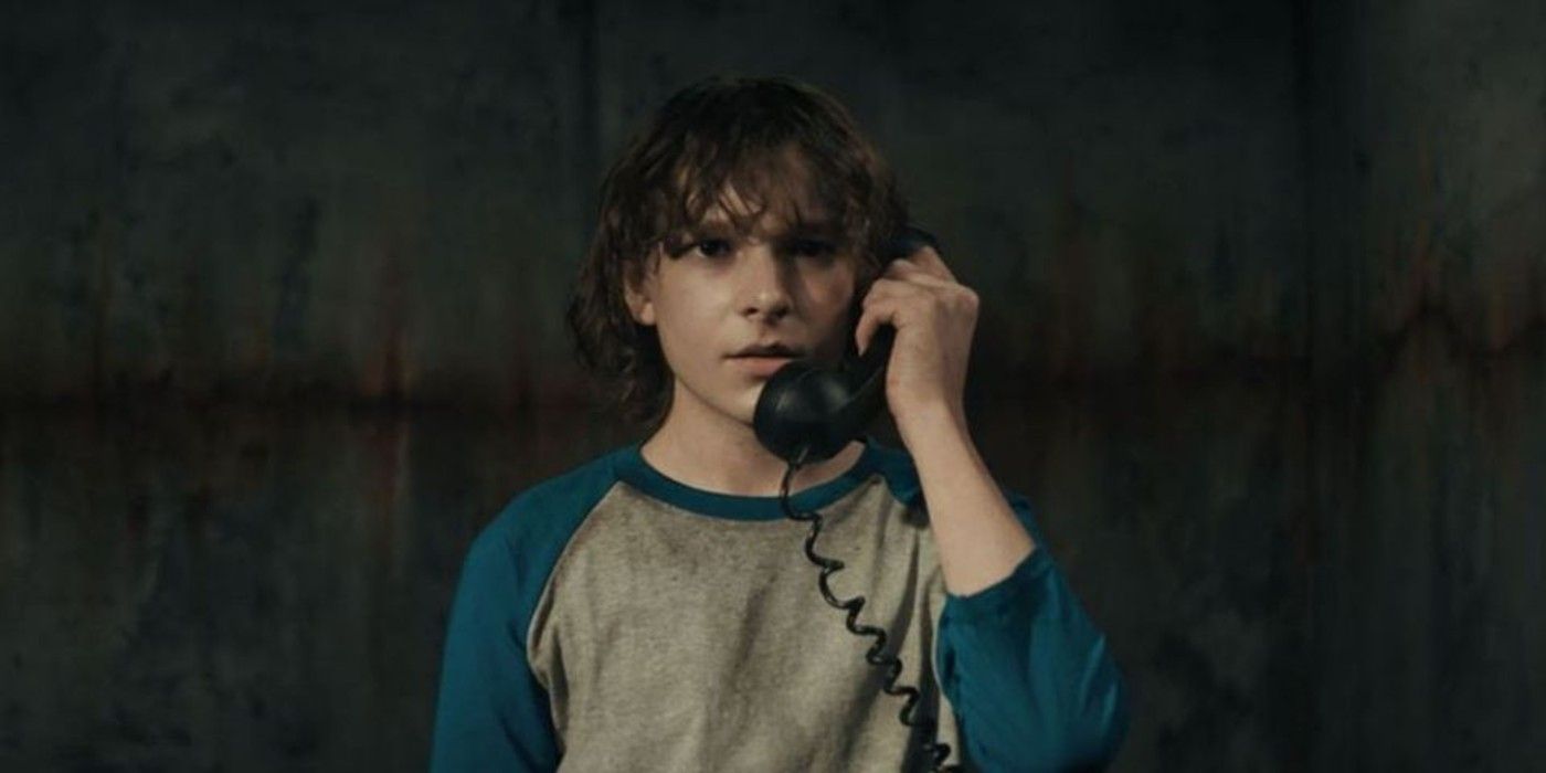 Mason Thames como Finny hablando por teléfono en The Black Phone