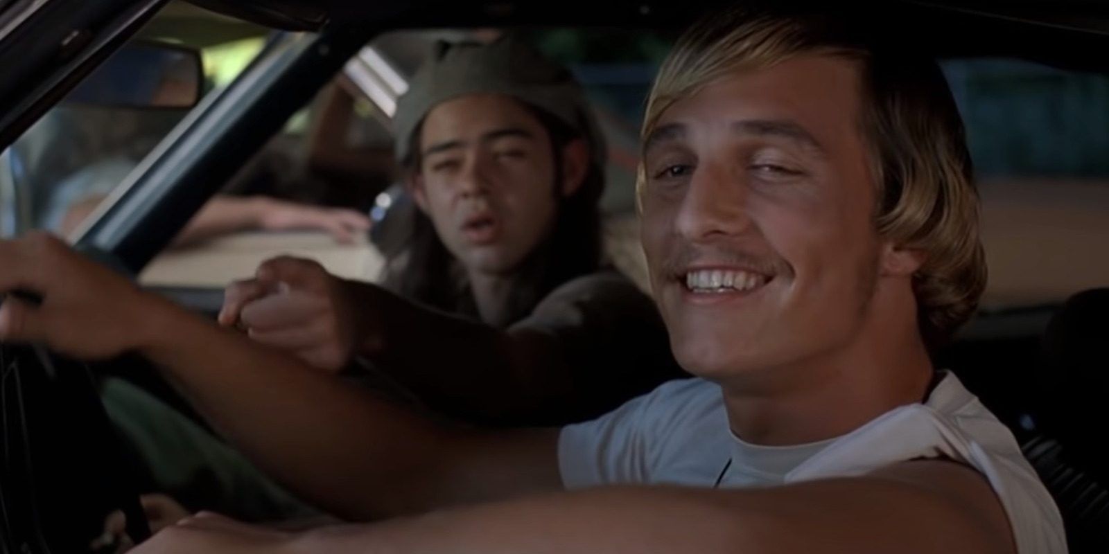Matthew McConaughey sorrindo em um carro em Dazed and Confused