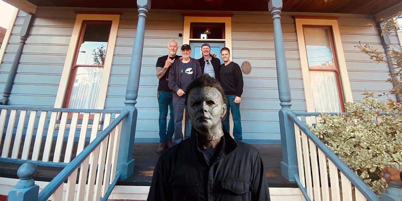 Three Michael Myers Actors Reunite Outside Halloween House In Bts Image