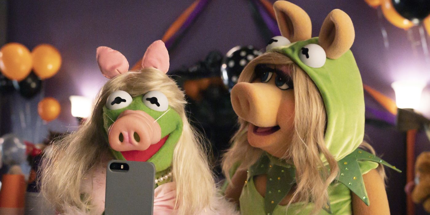 Miss Piggy & Kermit in their Halloween costumes in Muppets Haunted Mansion