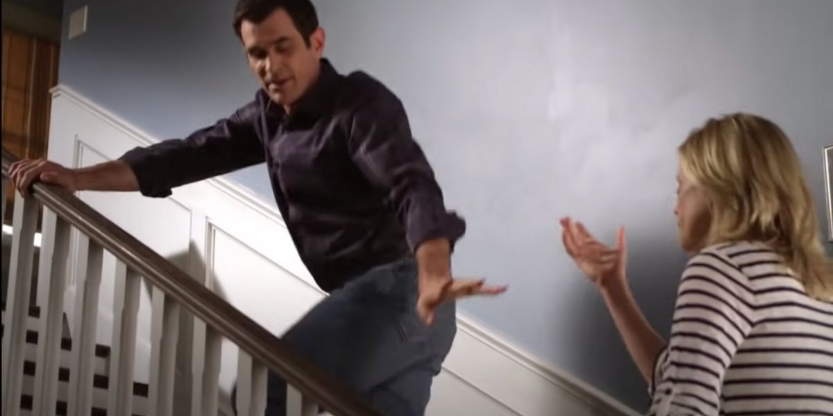 Phil and Claire on the stairs in their house in Modern Family
