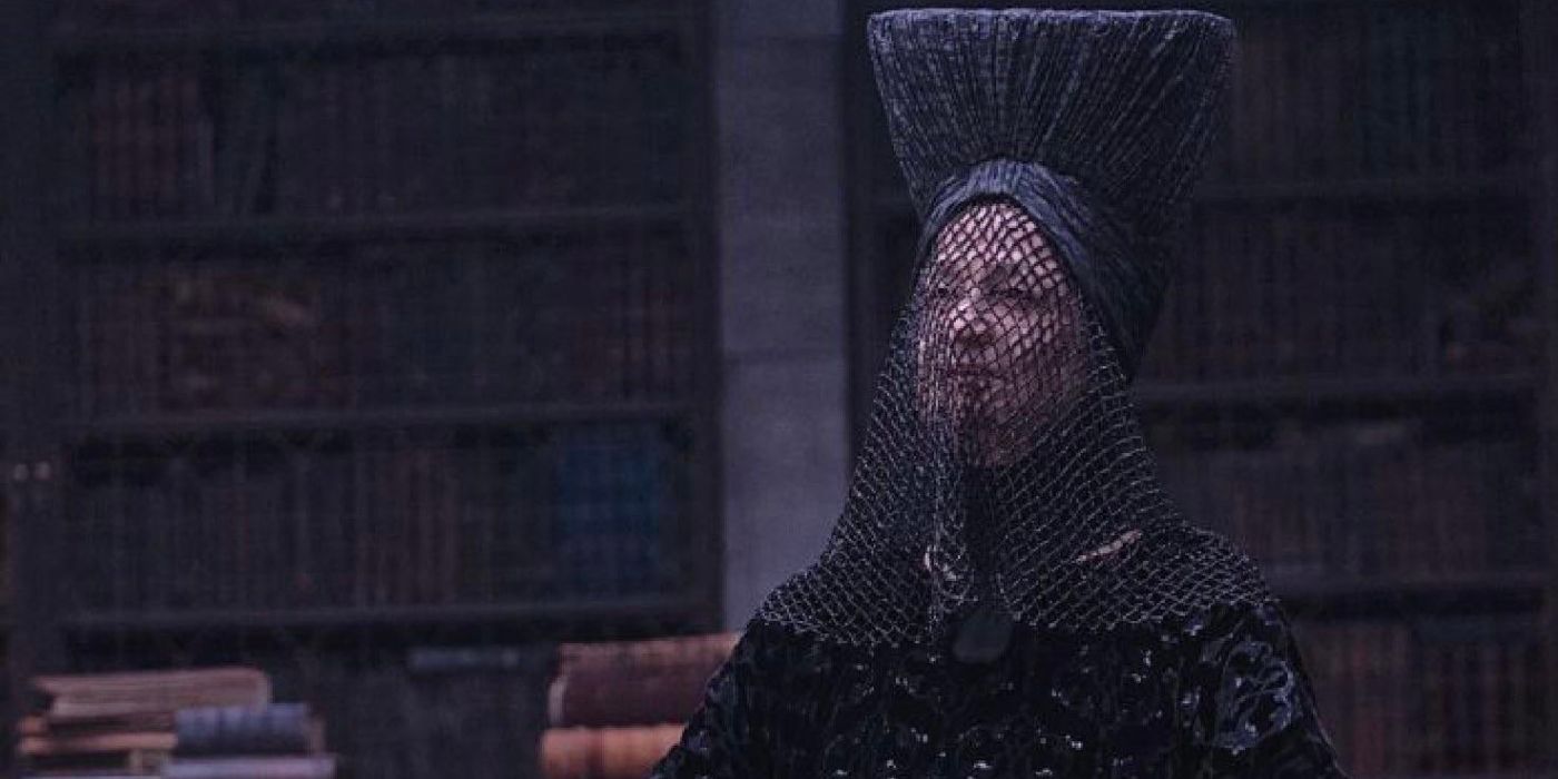 Reverend Mother Gaius Helen Mohiam wearing an ornate black headdress in Dune (2021).