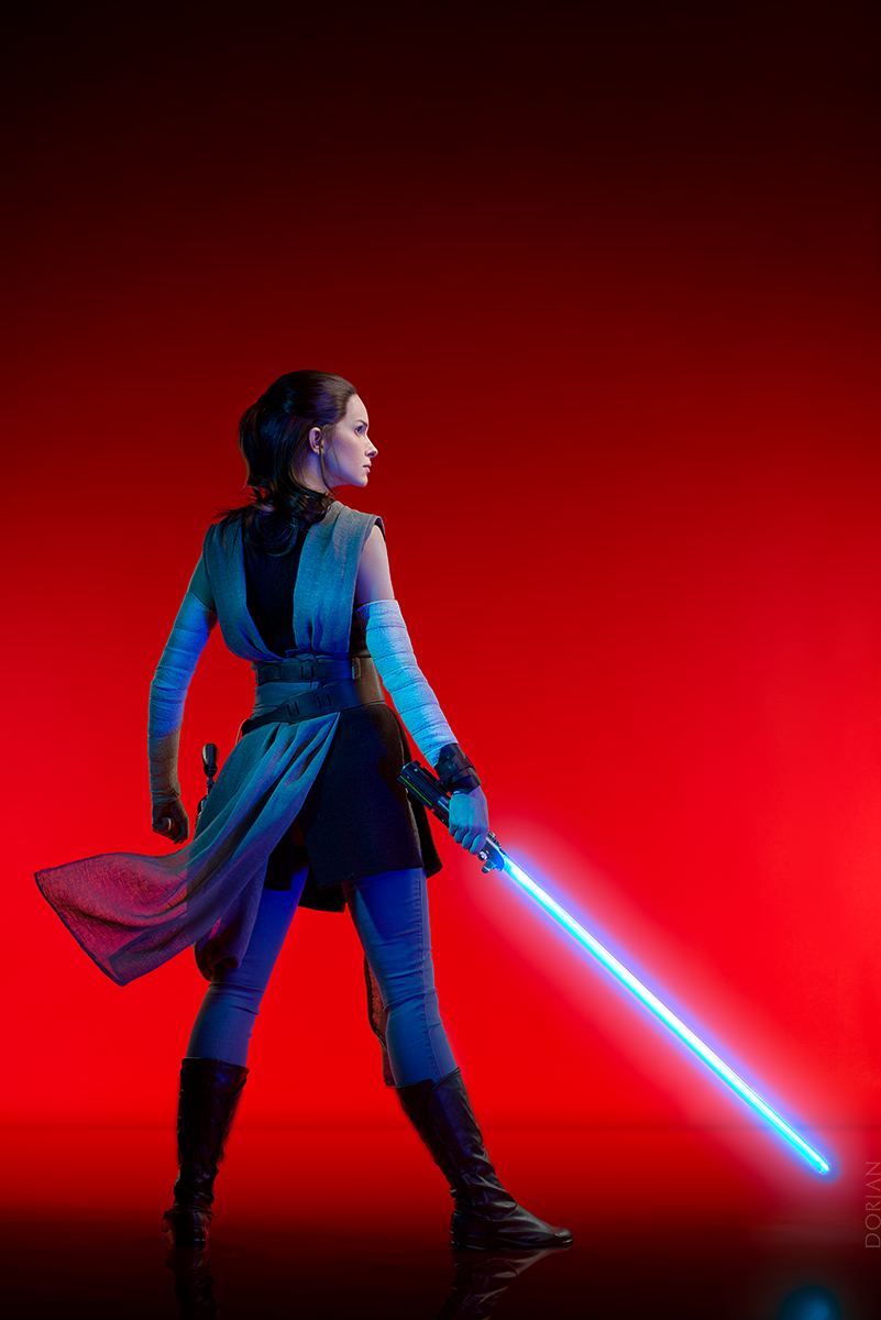 Stunning Star Wars: Rise of Skywalker Cosplay Shows Rey In Action