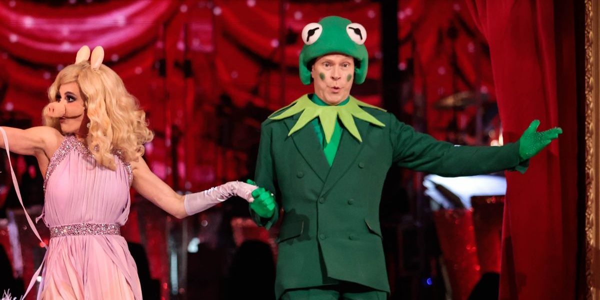 Robert Webb and Dianne Buswell as Kermit The Frog and Miss Piggy during their Strictly Muppets routine