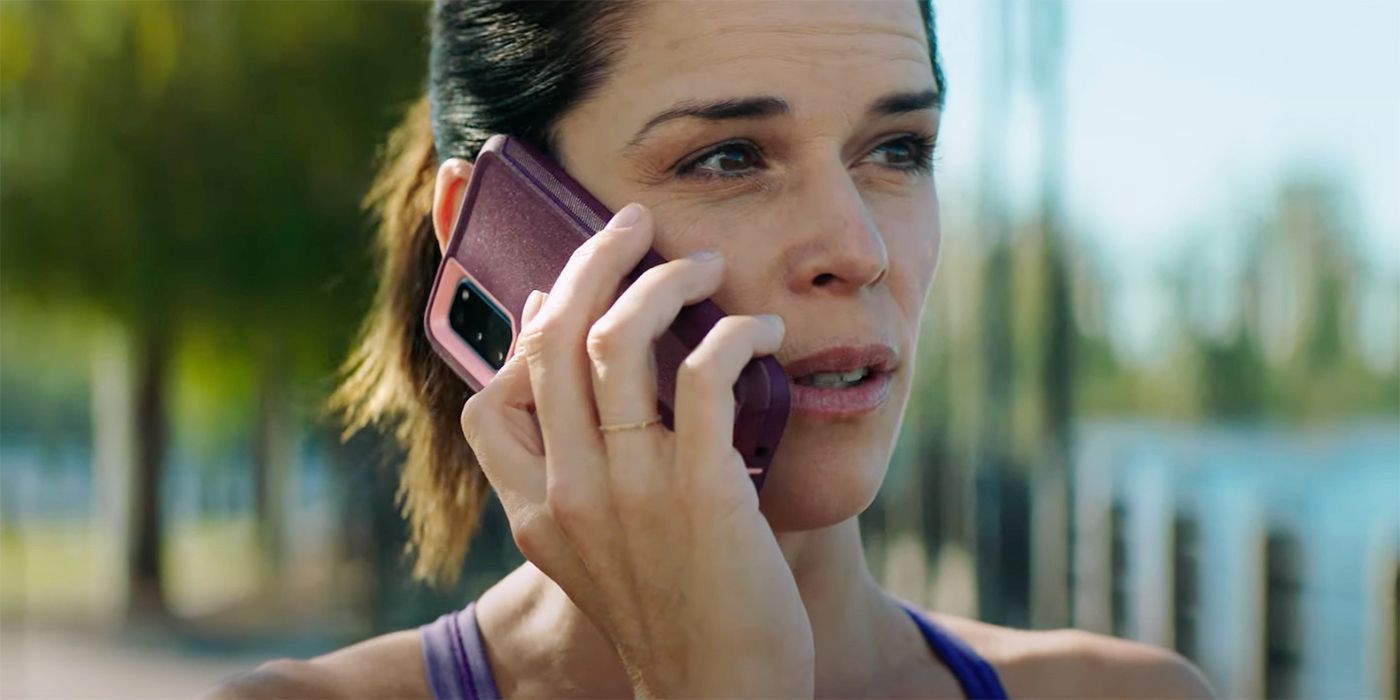 Sidney talking on the phone outside in Scream 2022