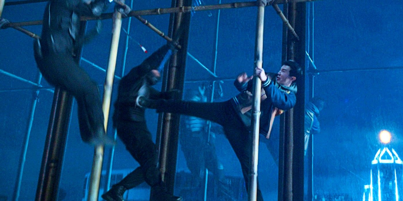 Shang Chi fighting on the scaffolding