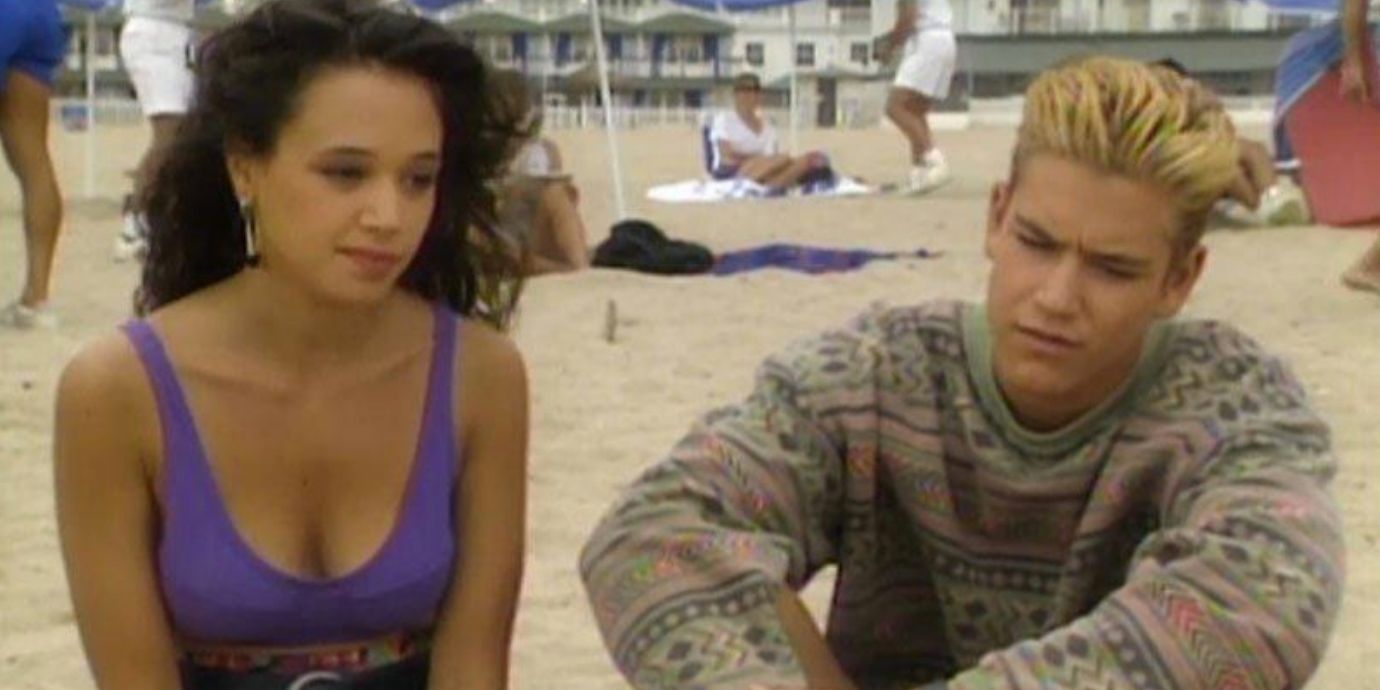Stacy and Zack talk on the beach in Saved By The Bell