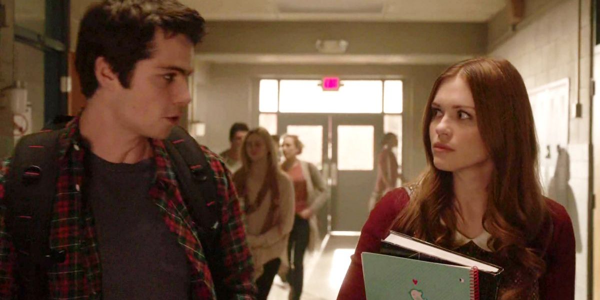 Stiles and Lydia walking in the school hallway in Teen Wolf.