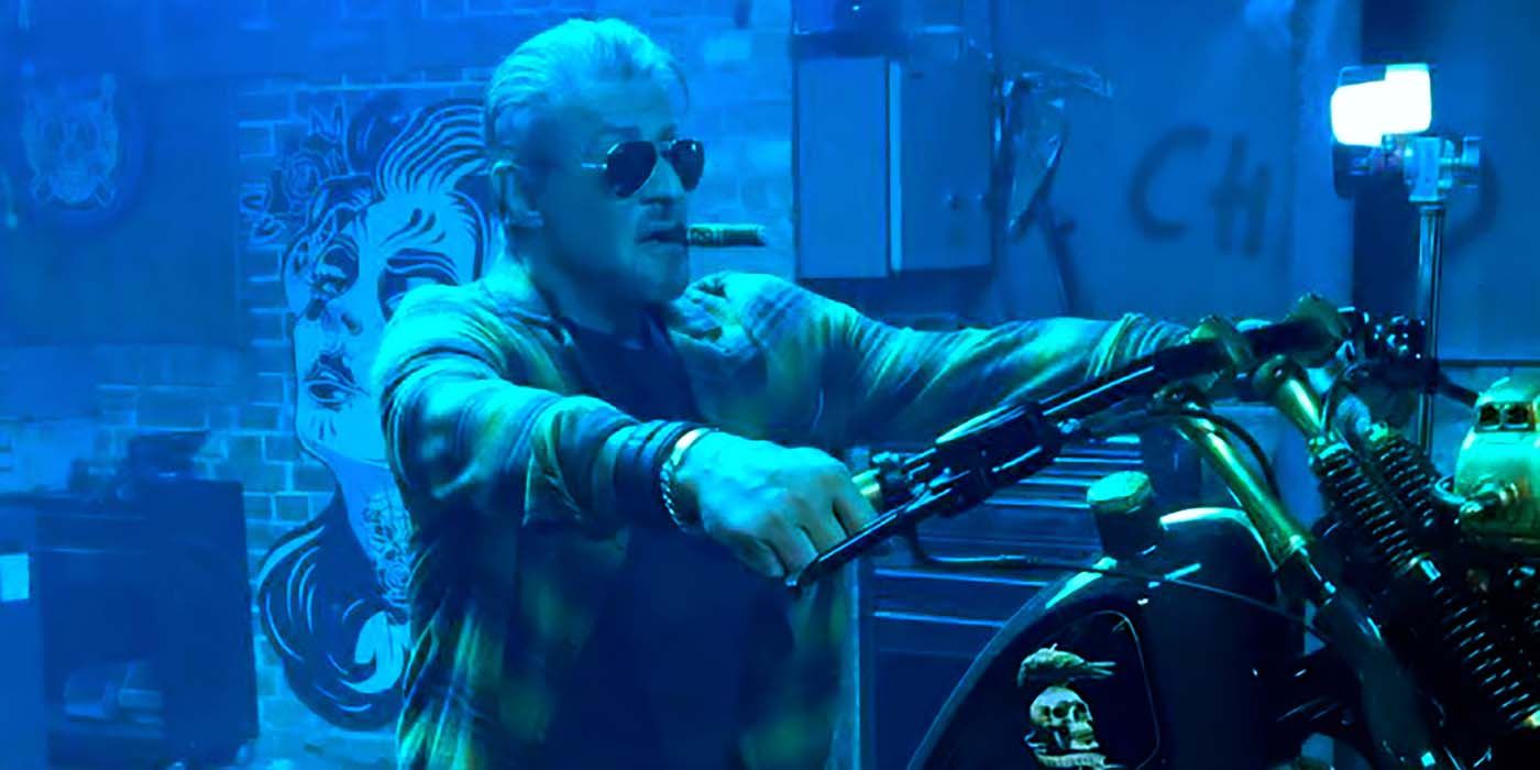 Sylvester Stallone acelera uma motocicleta em Expendables 4 Set Video