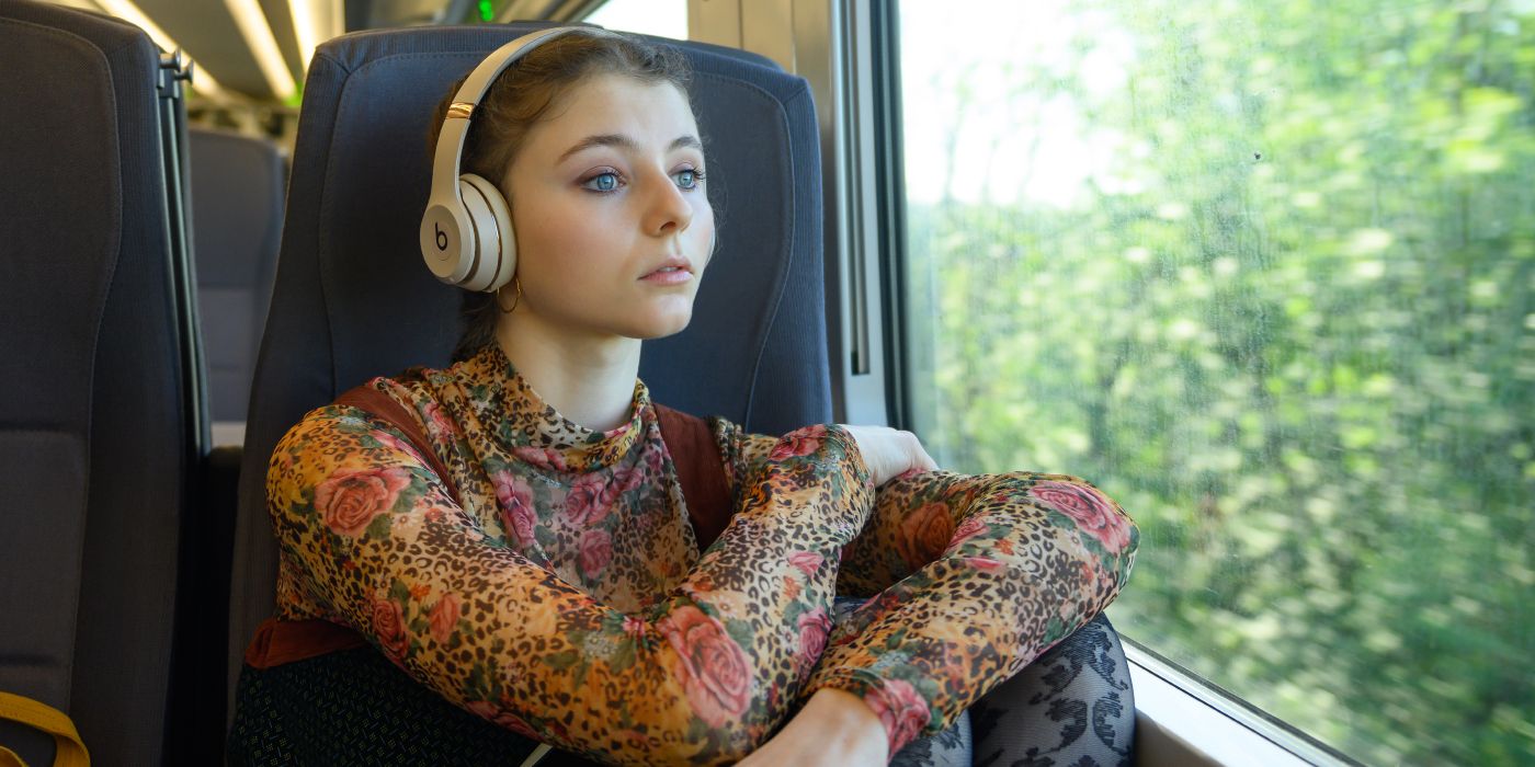 Thomasin McKenzie listening to music on the train in Last Night in Soho