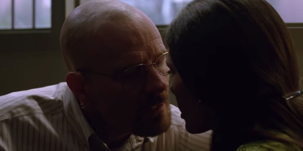 Walt tenta beijar a diretora, Carmen, em Breaking Bad