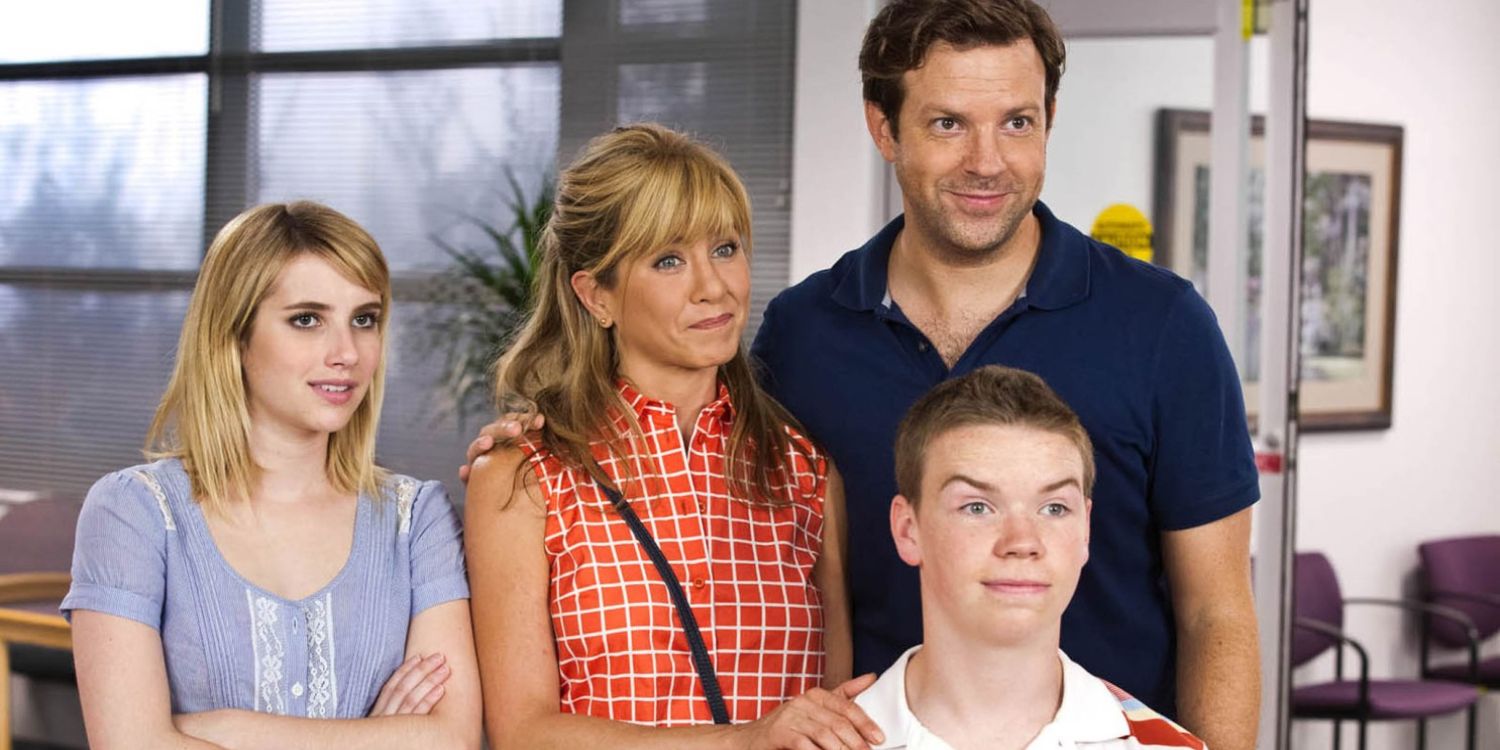A family poses in a living room in We're the Millers.
