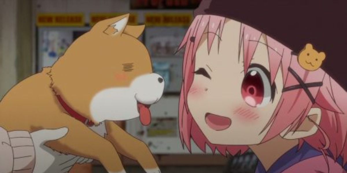 Yuki di School-Live sorride al cane Taroumaru, le viene tenuto in faccia.