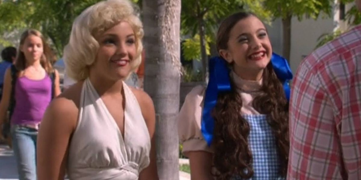 Zoey vestida como Marilyn Monroe e Nicole como Dorthy em Zoey 101: Haunted House