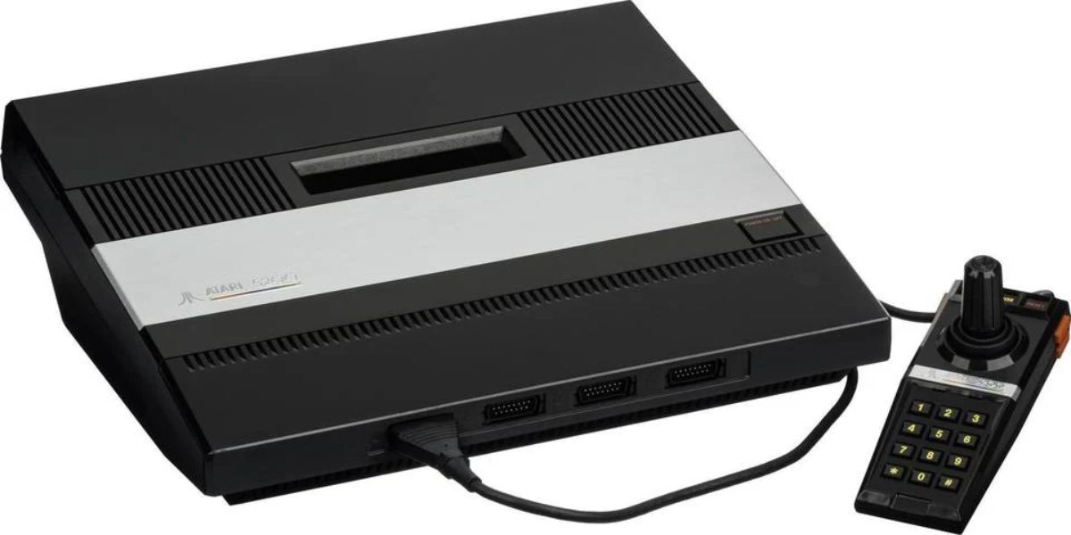 An image of the Atari 5200 with one controller beside it.