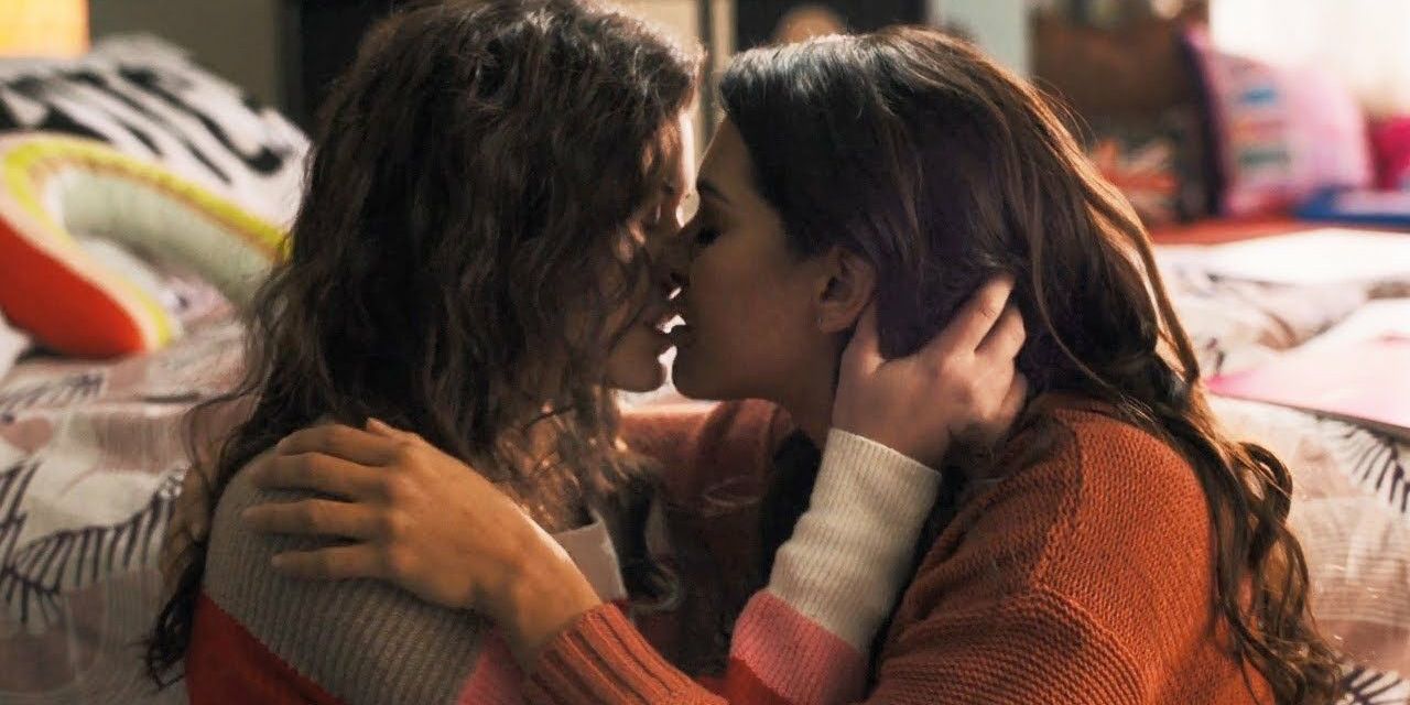 Sophie and Max kiss in Ginny &amp; Georgia.