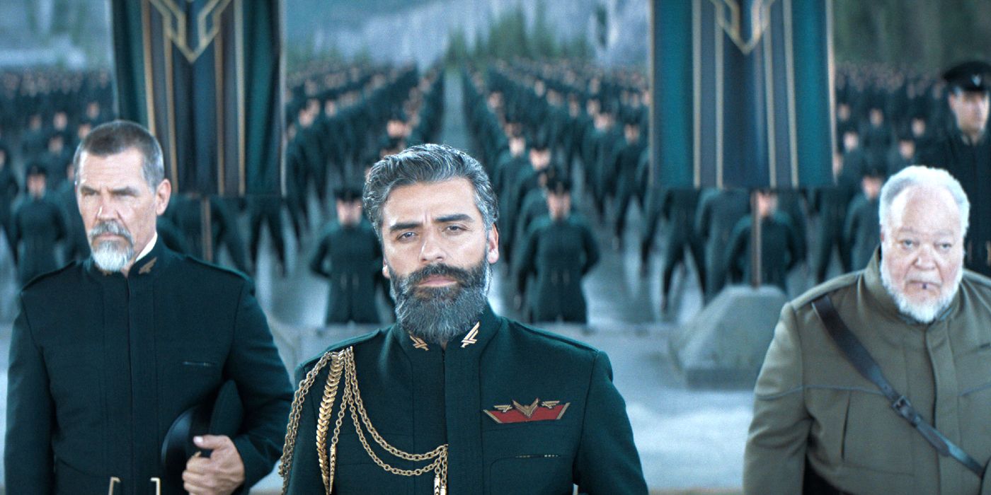 Duke Leto I (Oscar Isaac), Gurney Halleck (Josh Brolin) e Thufir Hawat (Stephen McKinley Henderson) em pé para receber o Arauto da Mudança em Duna 2021