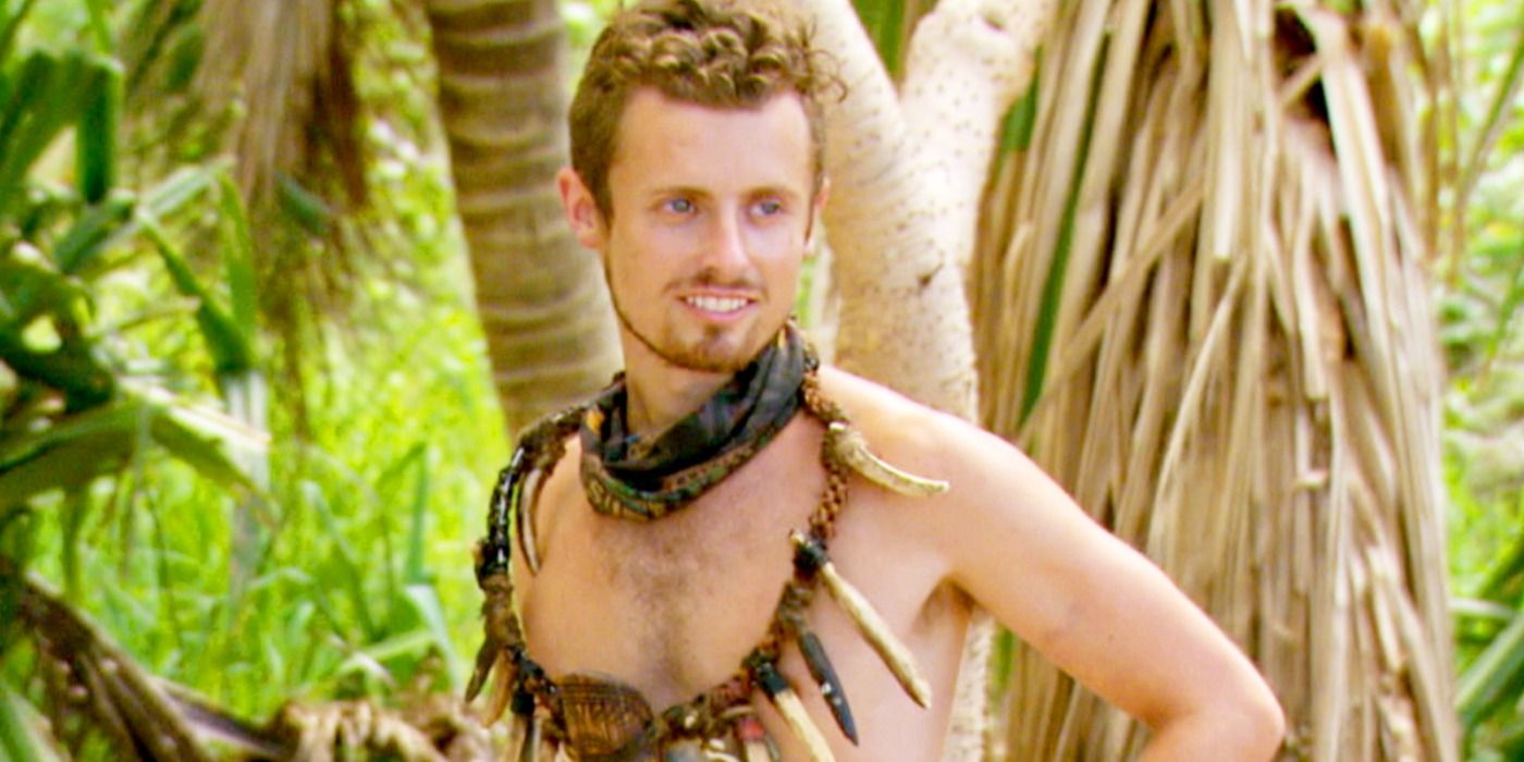 Adam Klein usando o colar de imunidade Survivor no acampamento