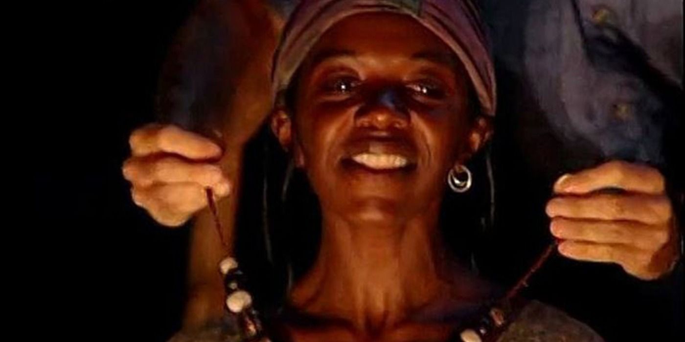 Vecepia Towery sendo presenteado com o colar de imunidade Survivor