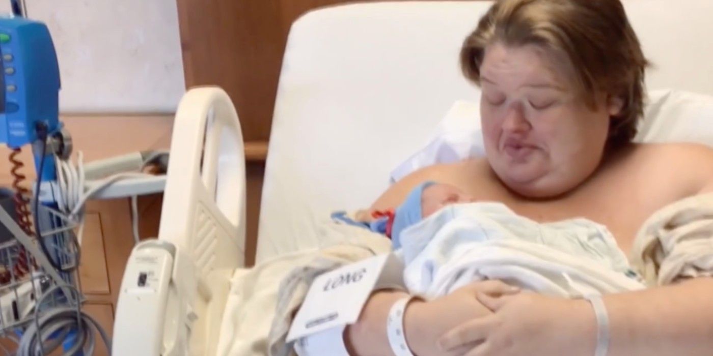 Amy Slaton holding Baby Gage in 1000-lb Sisters