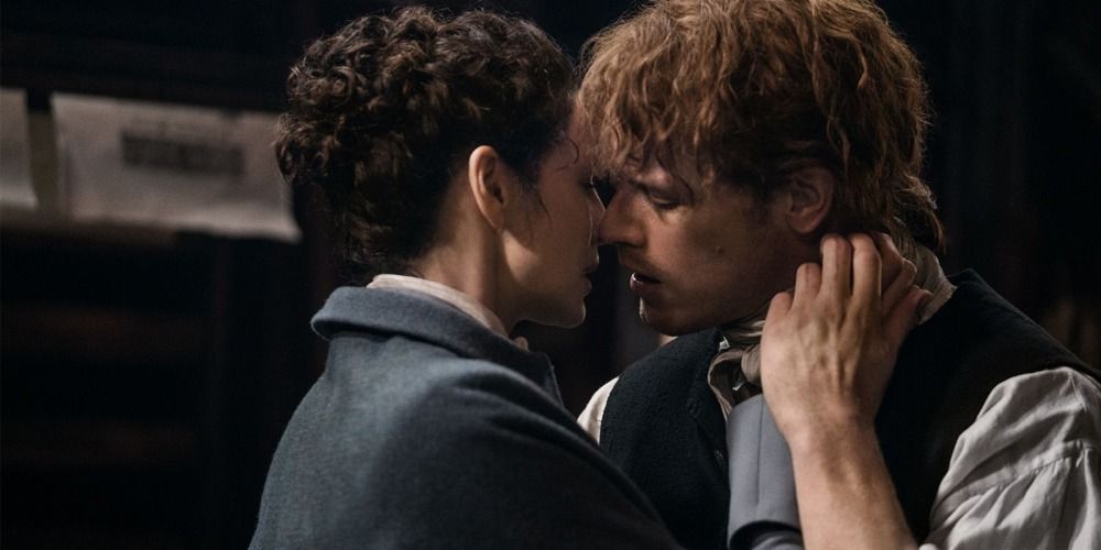 An image of Jamie and Claire kissing in Outlander
