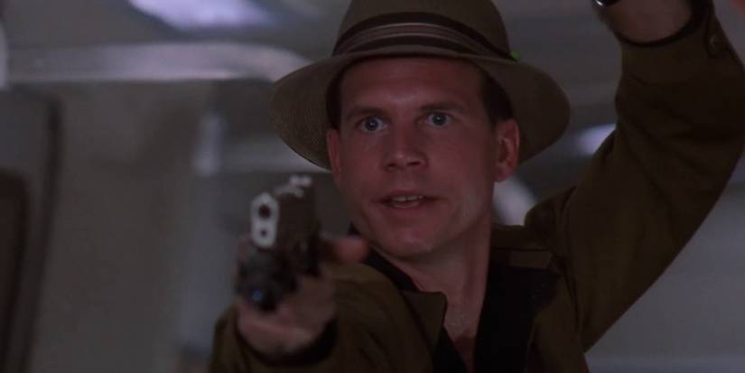 Bill Paxton holding a gun in Predator 2