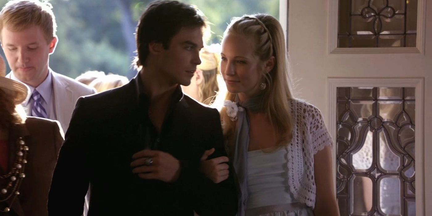 Caroline e Damon de braços dados em The Vampire Diaries