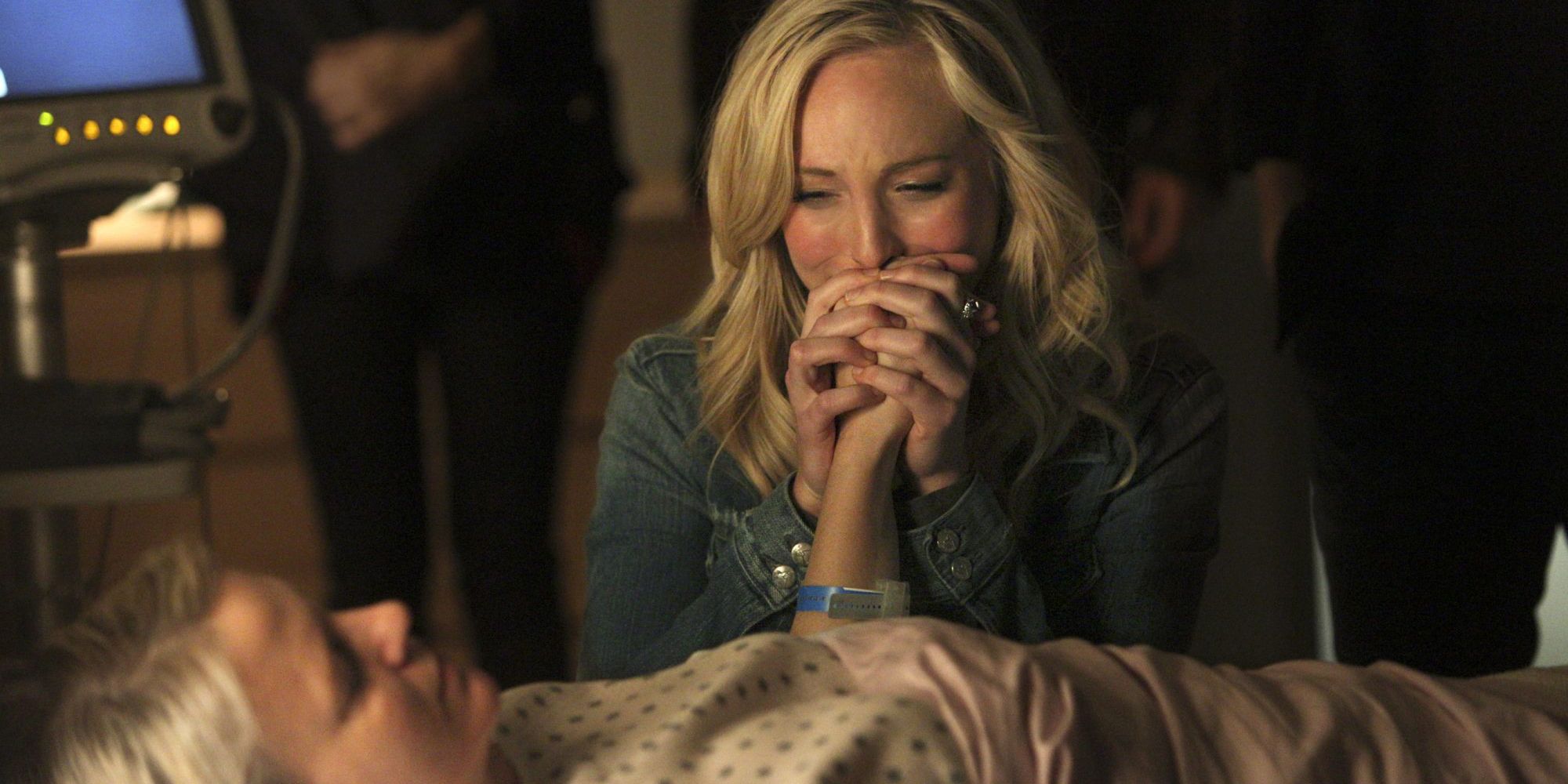 Caroline segura a mão de Liz enquanto ela morre em The Vampire Diaries.