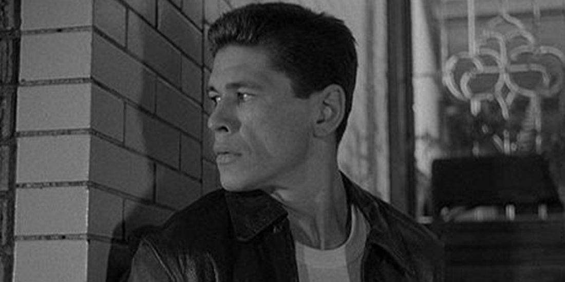 Charles Bronson hiding behind a corner in Crime Wave