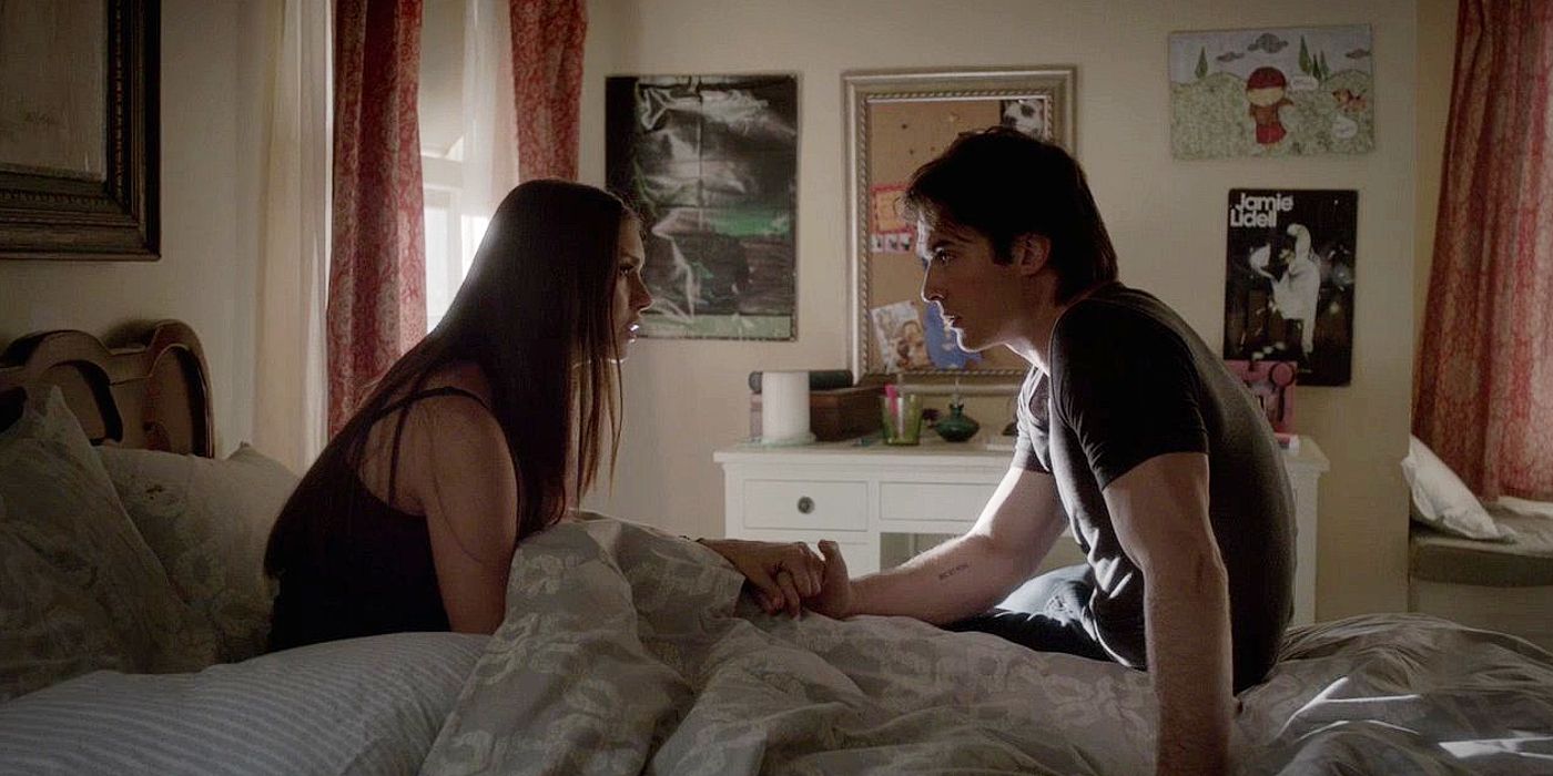 Damon senta na cama de Elena depois de salvar sua vida em The Vampire Diaries