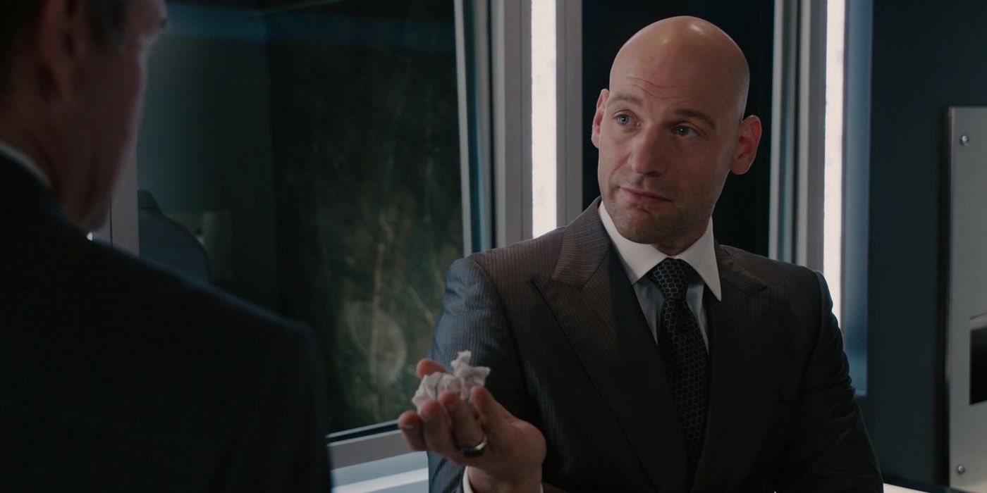 Darren Cross tratando de vender Pym Particles en Ant-Man.