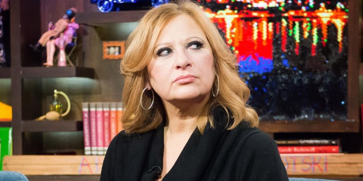 Caroline Manzo olhando para o lado na WWHL