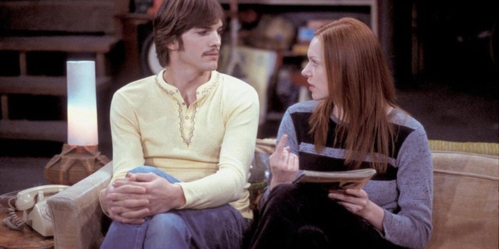 Donna and Kelso sit on a couch in That '70s Show 