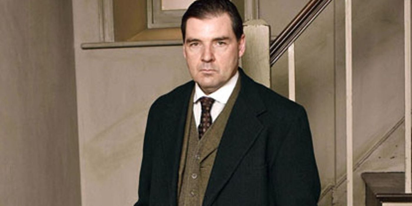 John Bates em frente a uma escada em Downton Abbey