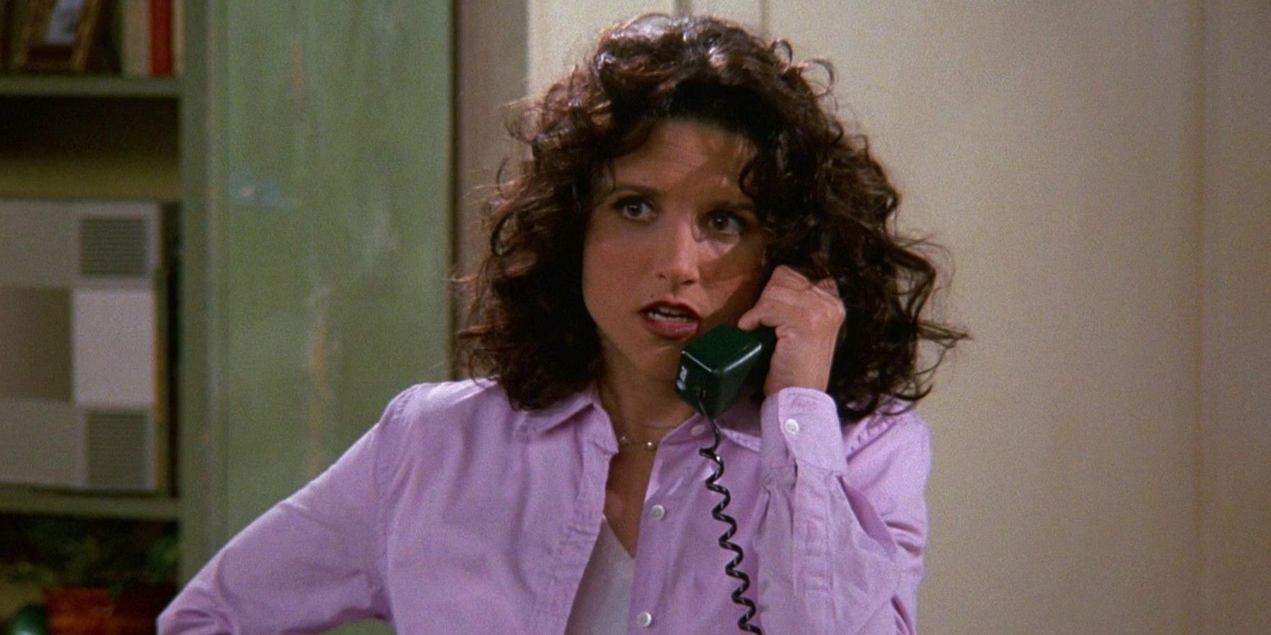 Elaine talking on the phone in Seinfeld