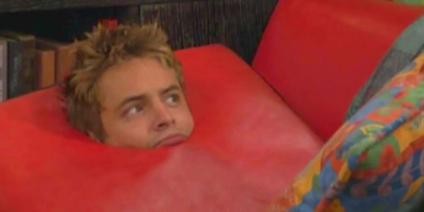 Eric hides in the couch on Boy Meets World