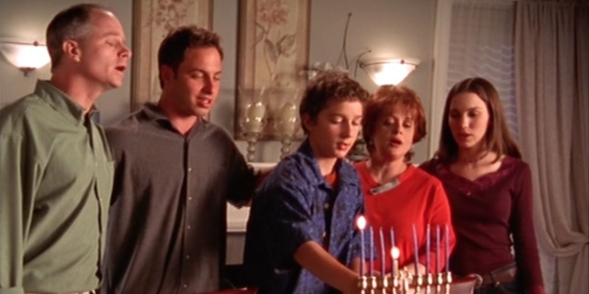 A família Stevens acendendo a menorá em Even Stevens: "Heck Of A Hanukkah"