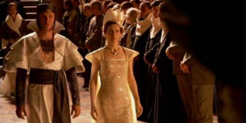 Farad’n walking in a room full of people in Children of dune