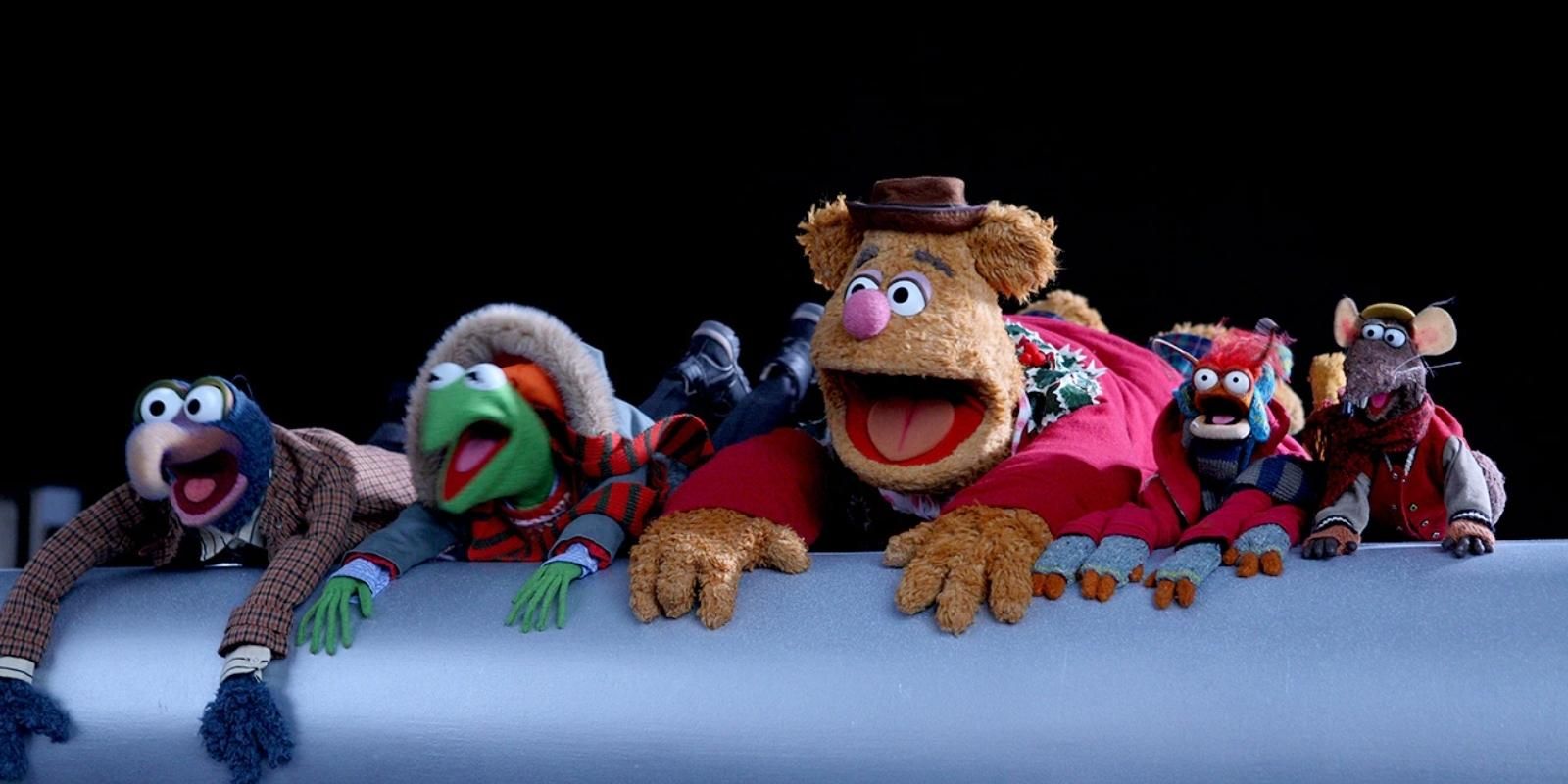 Gonzo the Great, Kermit the Frog, Fozzie Bear, Pepe the King Prawn, and Rizzo the Rat scream outside at night in A Muppet Christmas Letters to Santa
