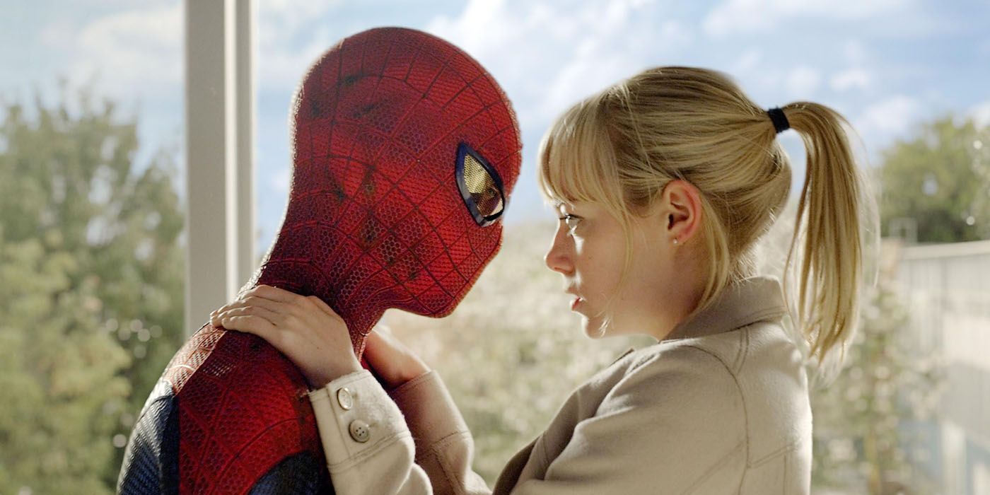 Gwen Stacy hugging Spider-Man in Amazing Spider-Man.